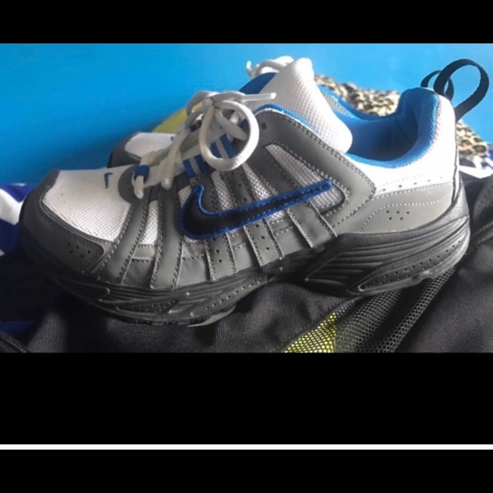 Boys like new Nike white and blue